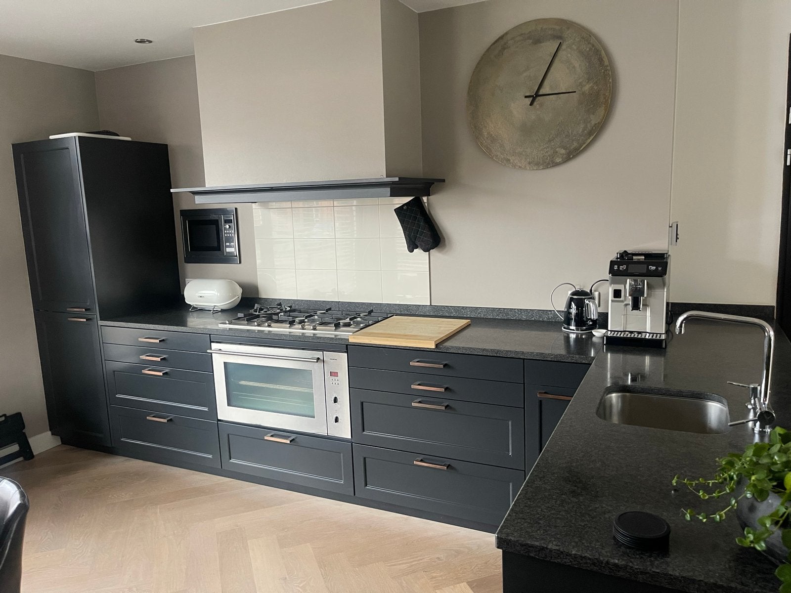 Moderne hoekkeuken met granieten werkblad, Huis en Inrichting, Keuken | Complete keukens, Ophalen, Gebruikt, Zwart, Hoekkeuken