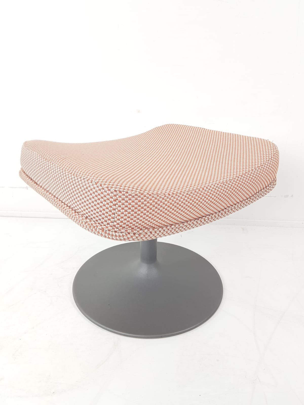 Vintage Artifort hocker F142 | poef nieuw bekleed de ploeg, Ophalen of Verzenden, Zo goed als nieuw, Stof, Vierkant