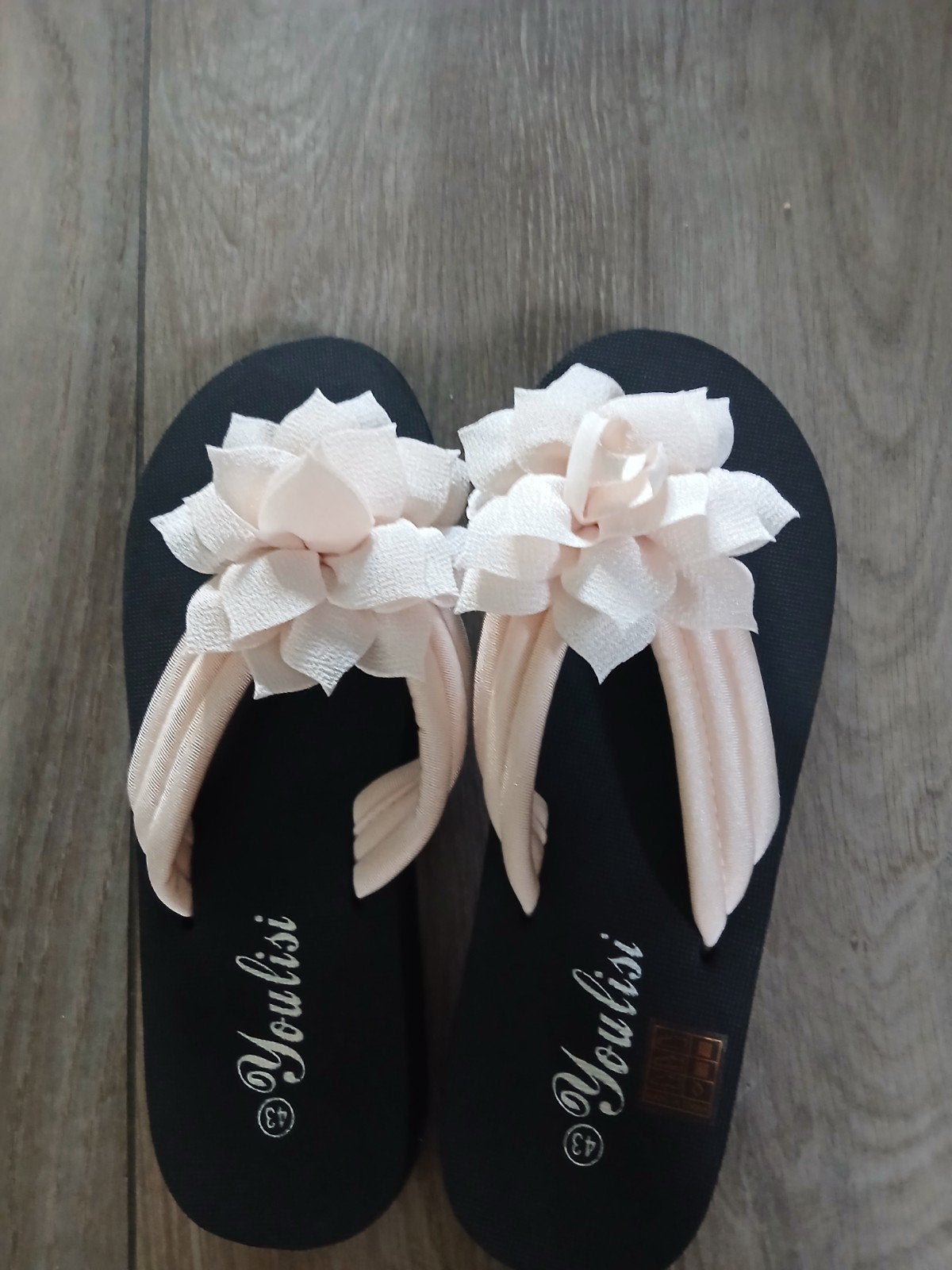Zwarte slippers met roze bloem - Maat 43, Kleding | Dames, Ophalen of Verzenden, Nieuw, Zwart, Slippers