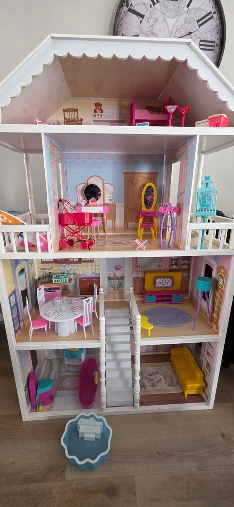 Groot houten poppenhuis met veel poppen en accessoires, Ophalen, Overige typen