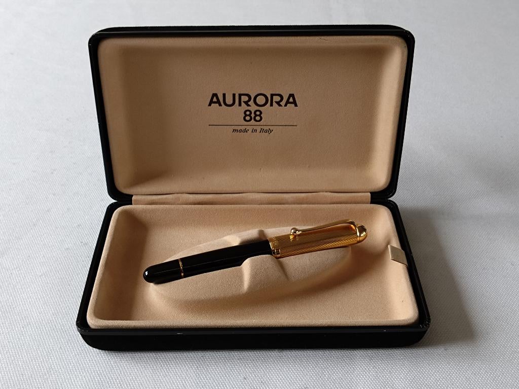 Aurora 88 801“88C”Black/Gold Vulpen 14K/585 Semi-Flex M-Nib, Verzamelen, Overige merken, Nieuw, Met doosje, Ophalen of Verzenden