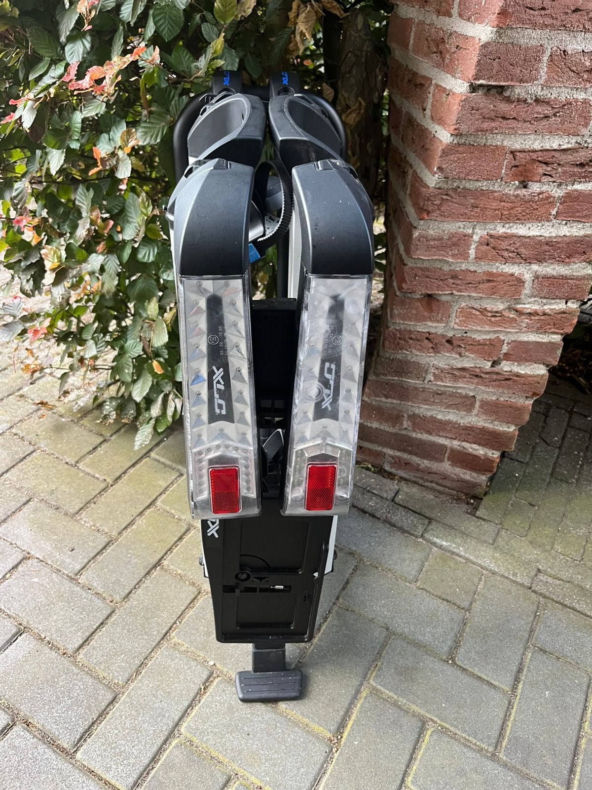 XLC Azura Xtra LED fietsendrager, Auto diversen, Fietsendragers, Zo goed als nieuw, Trekhaakdrager, 2 fietsen, Brede banden, Elektrische fiets
