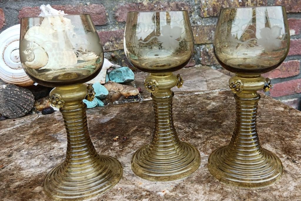 Antieke roemers olijfgroen met  braamnoppen, Antiek en Kunst, Antiek | Glas en Kristal, Ophalen of Verzenden