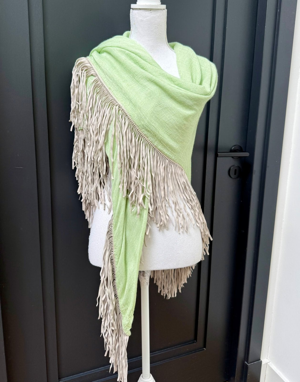 Nieuw! Mucho Gusto driehoekige groene sjaal / omslagdoek, Ophalen of Verzenden, Nieuw, Sjaal