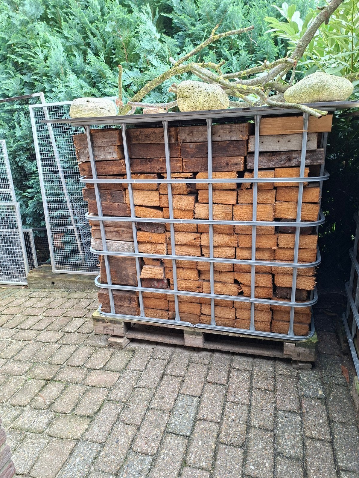 Gedroogd brandhout in IBC-container, Tuin en Terras, Minder dan 3 m³, Ophalen of Verzenden, Overige houtsoorten, Blokken