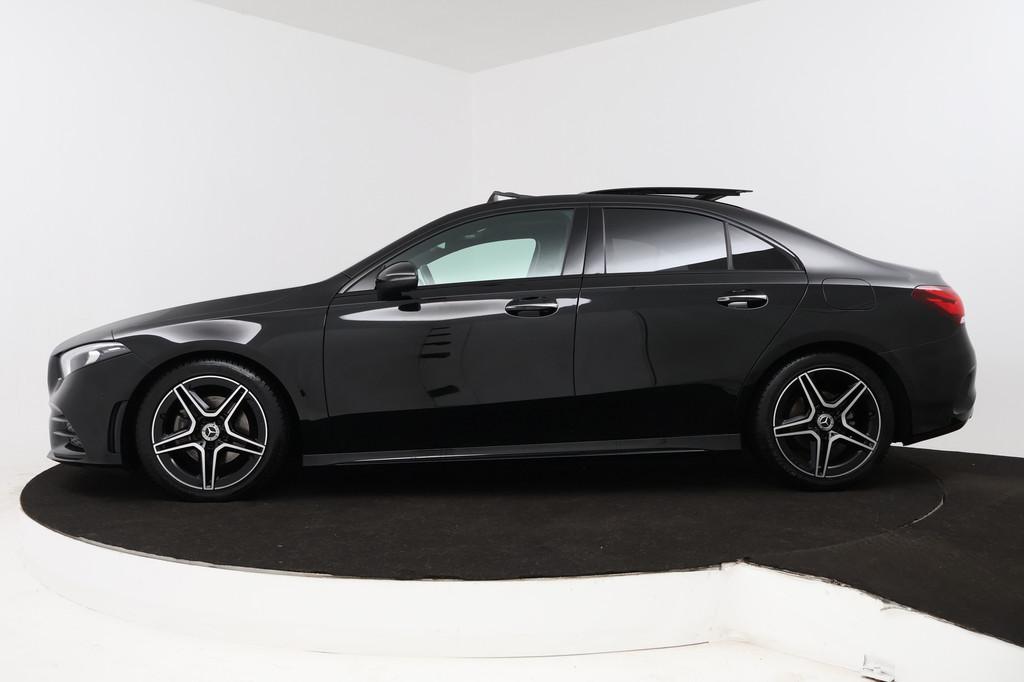 Mercedes-Benz A-klasse 180 AMG Line (PANORAMADAK, SFEERVERLI, 136 pk, 4 cilinders, Automatische klimaatregeling, Zwart