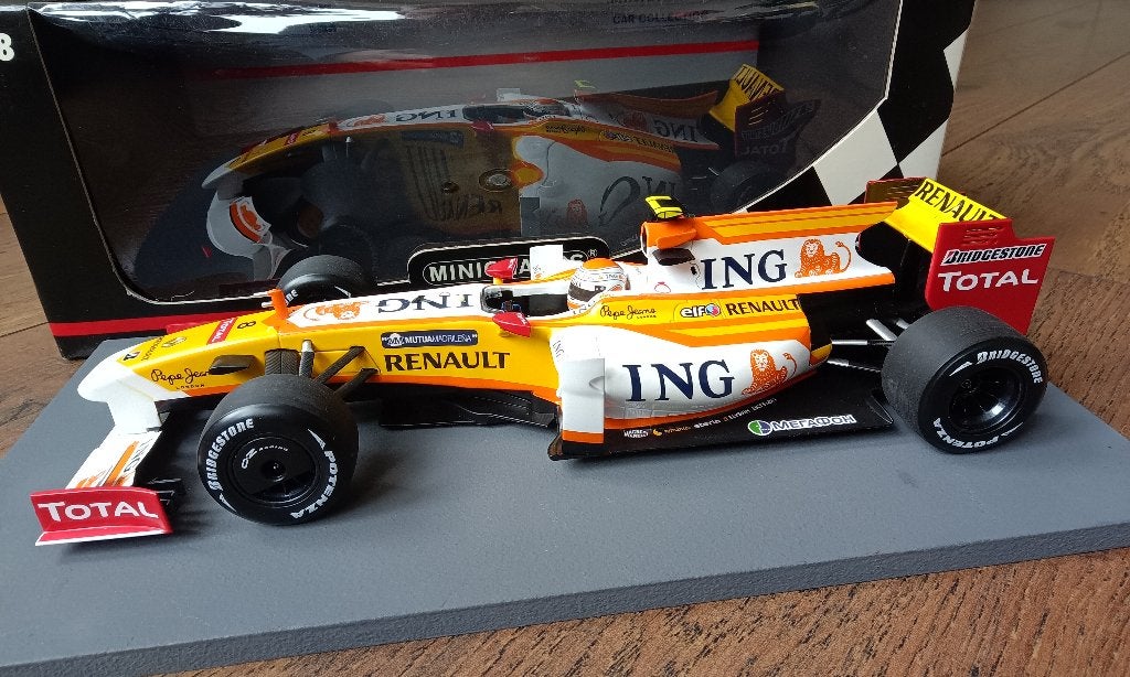 Minichamps Renault F1 Team R29 No.8 2009 F1 1/18, Hobby en Vrije tijd, Modelauto's | 1:18, Ophalen of Verzenden, Zo goed als nieuw