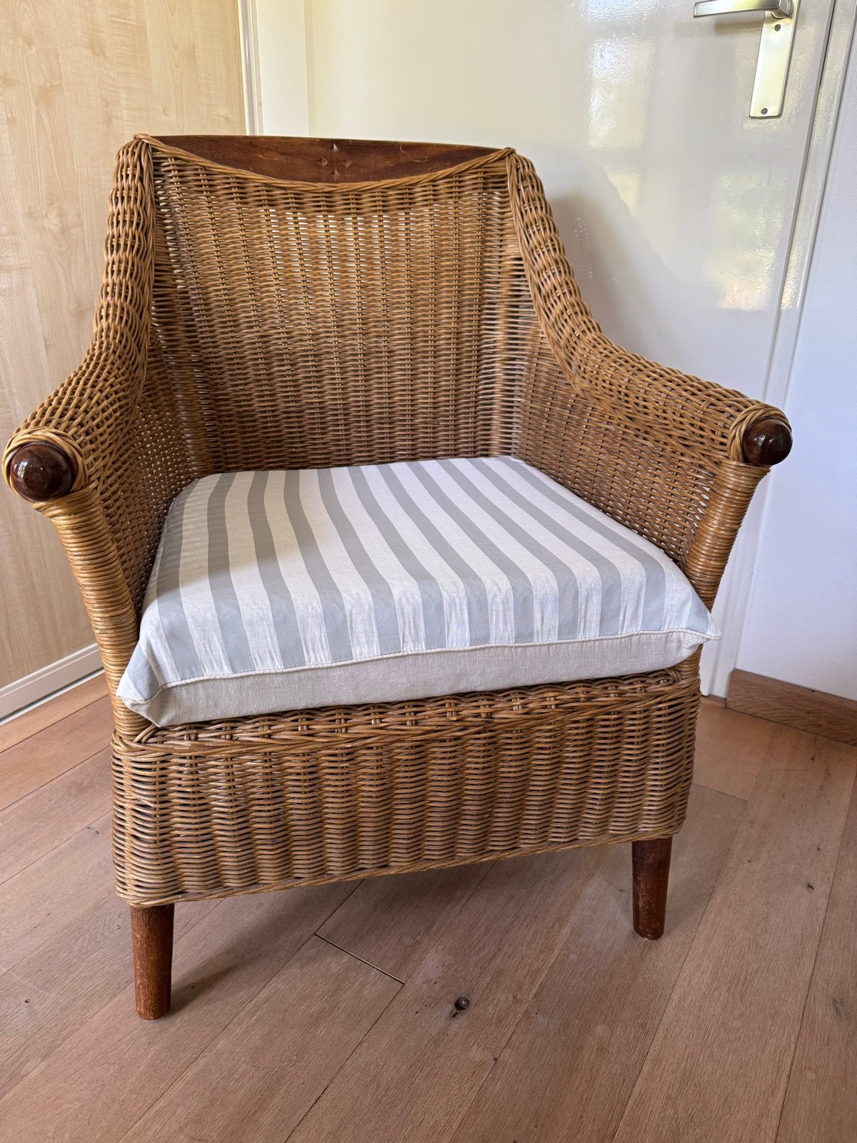 Rotan fauteuil met gestreept kussen, Huis en Inrichting, Ophalen, Gebruikt, 50 tot 75 cm, Riet of Rotan