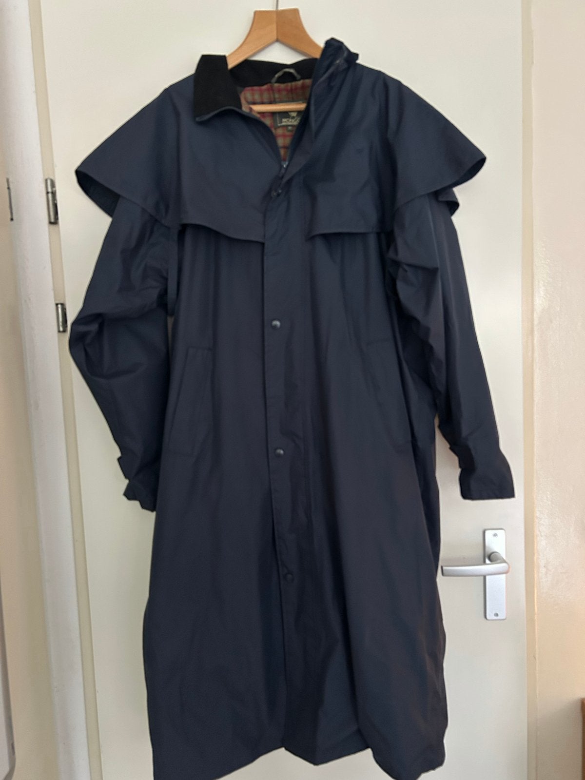 Lange donkerblauwe regenjas van Mongo, maat XL, Kleding | Dames, Ophalen of Verzenden, Zo goed als nieuw, Maat 46/48 (XL) of groter