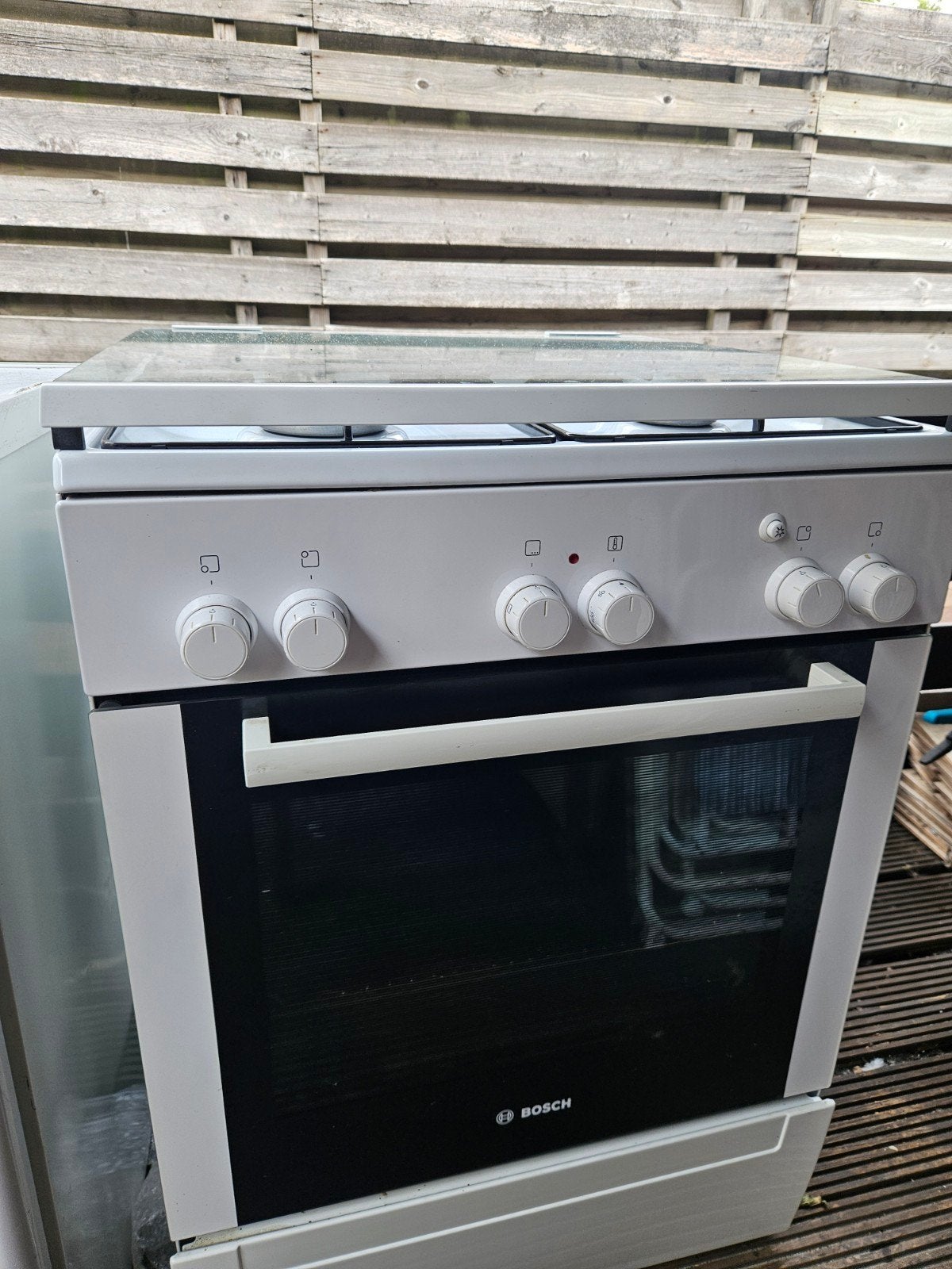 Bosch Gasfornuis met Oven - Wit, Witgoed en Apparatuur, Fornuizen, Ophalen, Grill, 4 kookzones, Zo goed als nieuw
