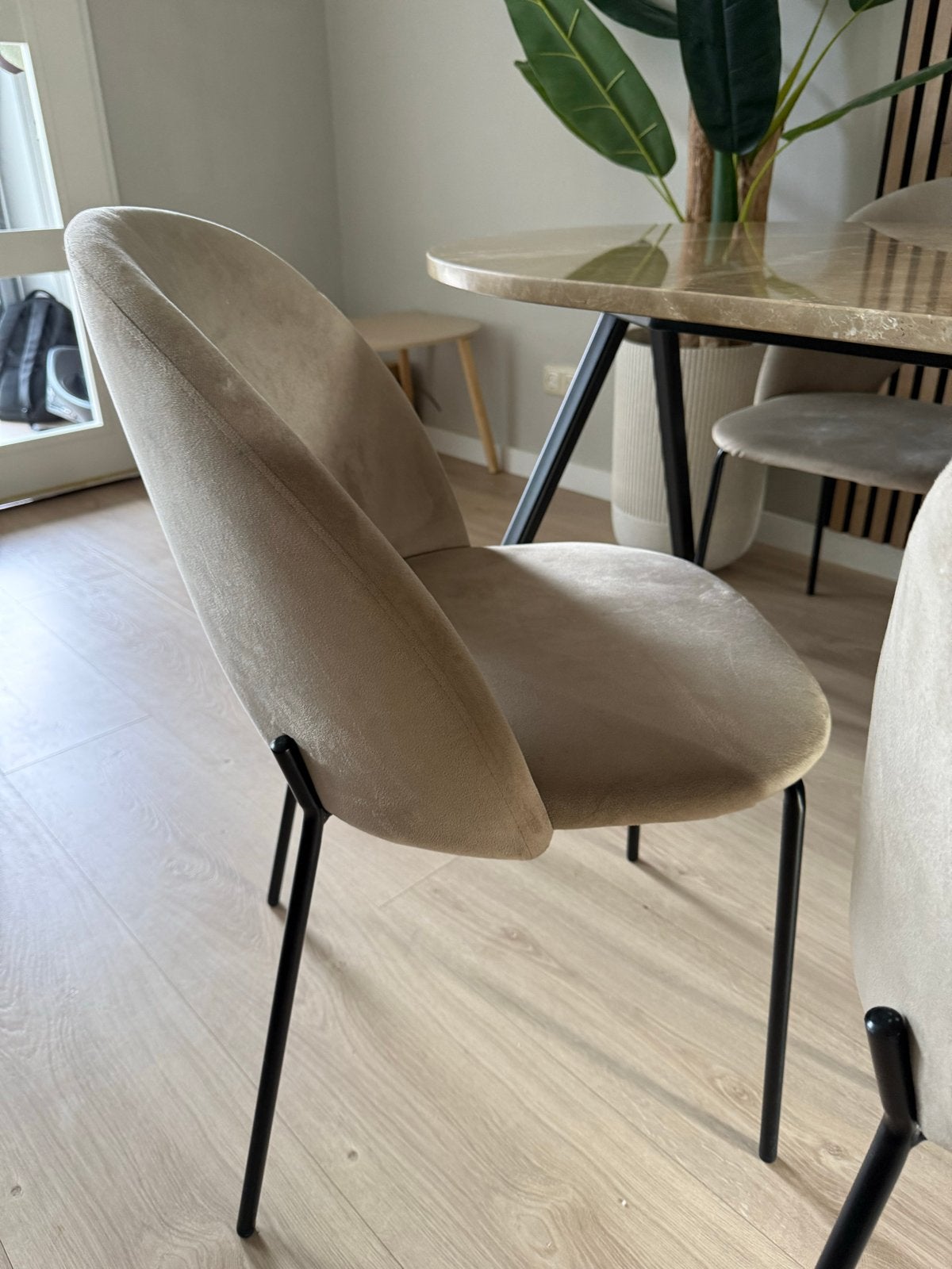 6 beige stoelen in goede staat (Naduvi), Huis en Inrichting, Stoelen, Ophalen, Overige kleuren, Zo goed als nieuw, Stof
