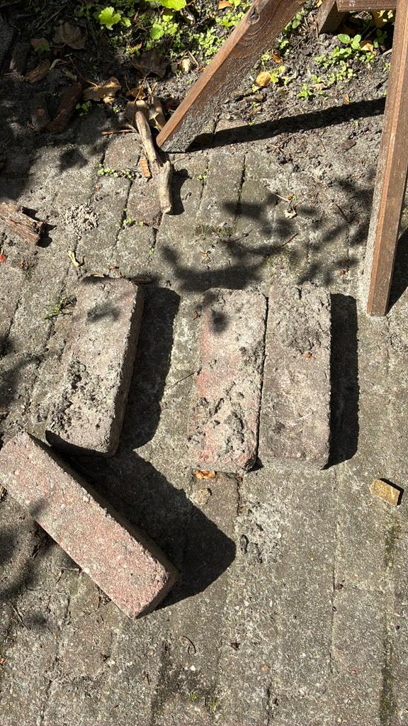 Gratis: Betonnen bakstenen, ong 200, gratis meenemen, Doe-het-zelf en Verbouw, Metselstenen, Ophalen, Bakstenen