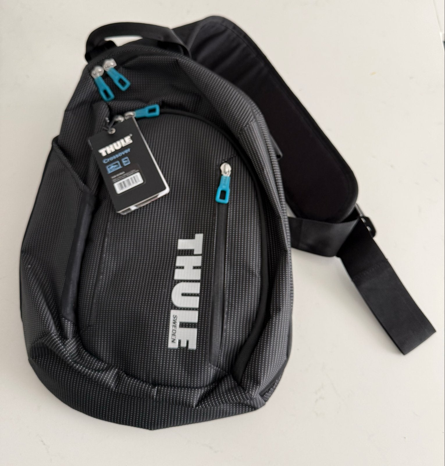 Thule Crossover Slingpack - Zwart - 13 inch - NIEUW, 25 tot 40 cm, Nieuw, Waterdicht, Ophalen