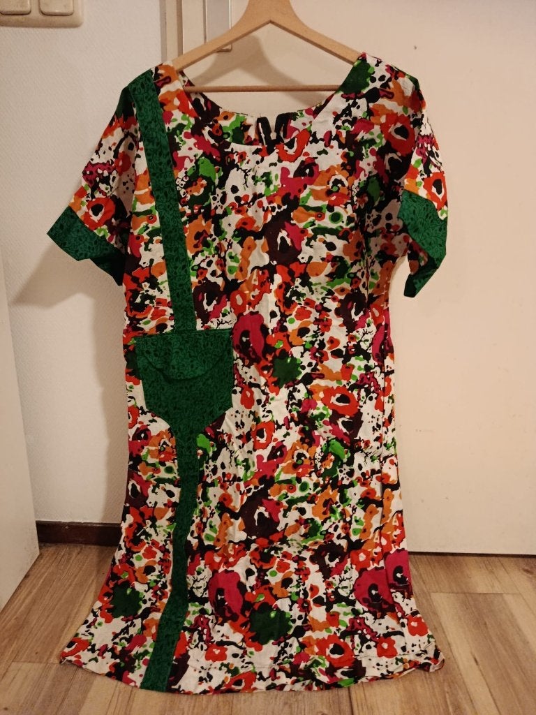 Kleurrijke zomerjurk met bloemenprint, Kleding | Dames, Meerkleurig, Maat 42/44 (L), Ophalen of Verzenden, Knielengte