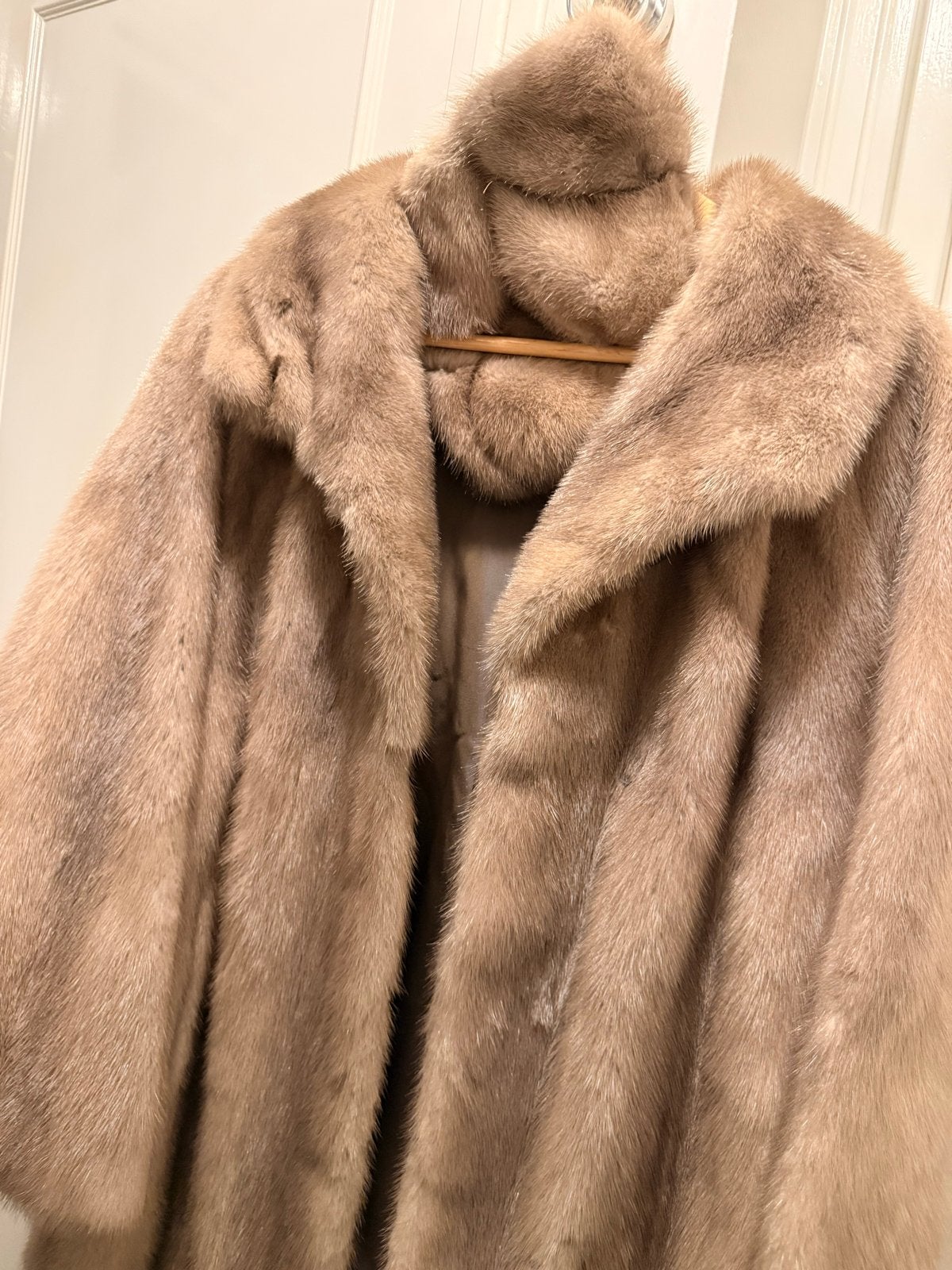 Saga Mink bontjas  maat 42/44 bijpassende muts, Ophalen of Verzenden, Zo goed als nieuw, Maat 38/40 (M), Beige
