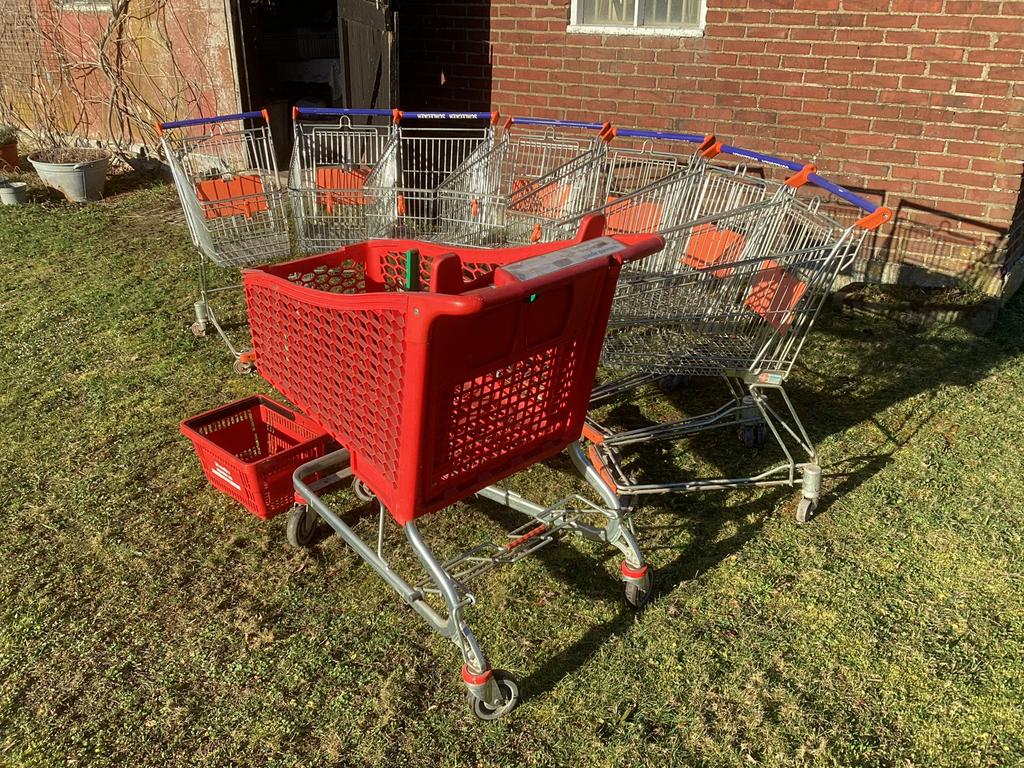 Een rode Winkelwagen C1000 met een rood C1000 mandje, Ophalen, Gelezen, Overige vervoermiddelen