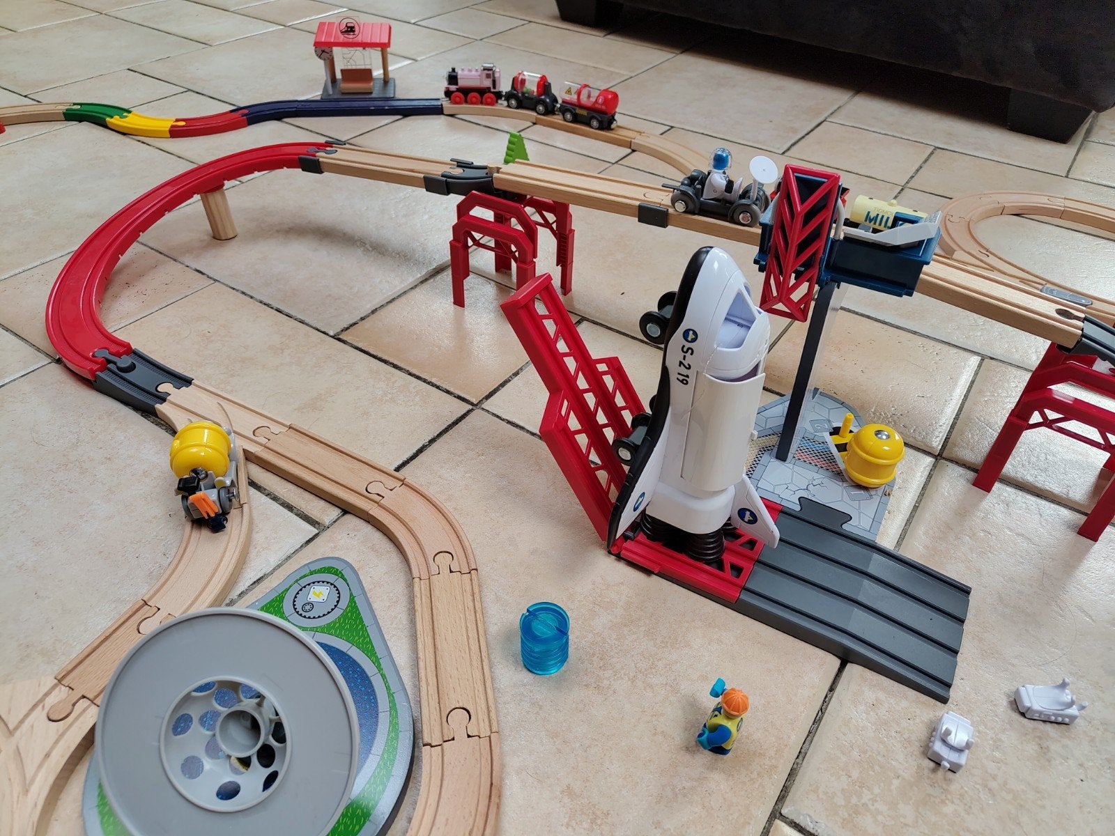 prachtige houten treinbaan thema spaceshuttle en vliegveld, Ophalen of Verzenden