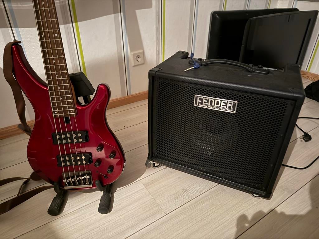 Elektrische basgitaar met Fender versterker en standaard, Muziek en Instrumenten, Versterkers | Bas en Gitaar, Ophalen of Verzenden