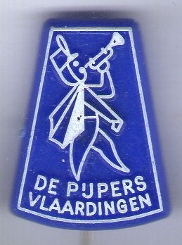 De Pijpers Vlaardingen wit op blauw plastic speldje( M_199), Verzamelen, Verzenden, Zo goed als nieuw, Merk, Speldje of Pin