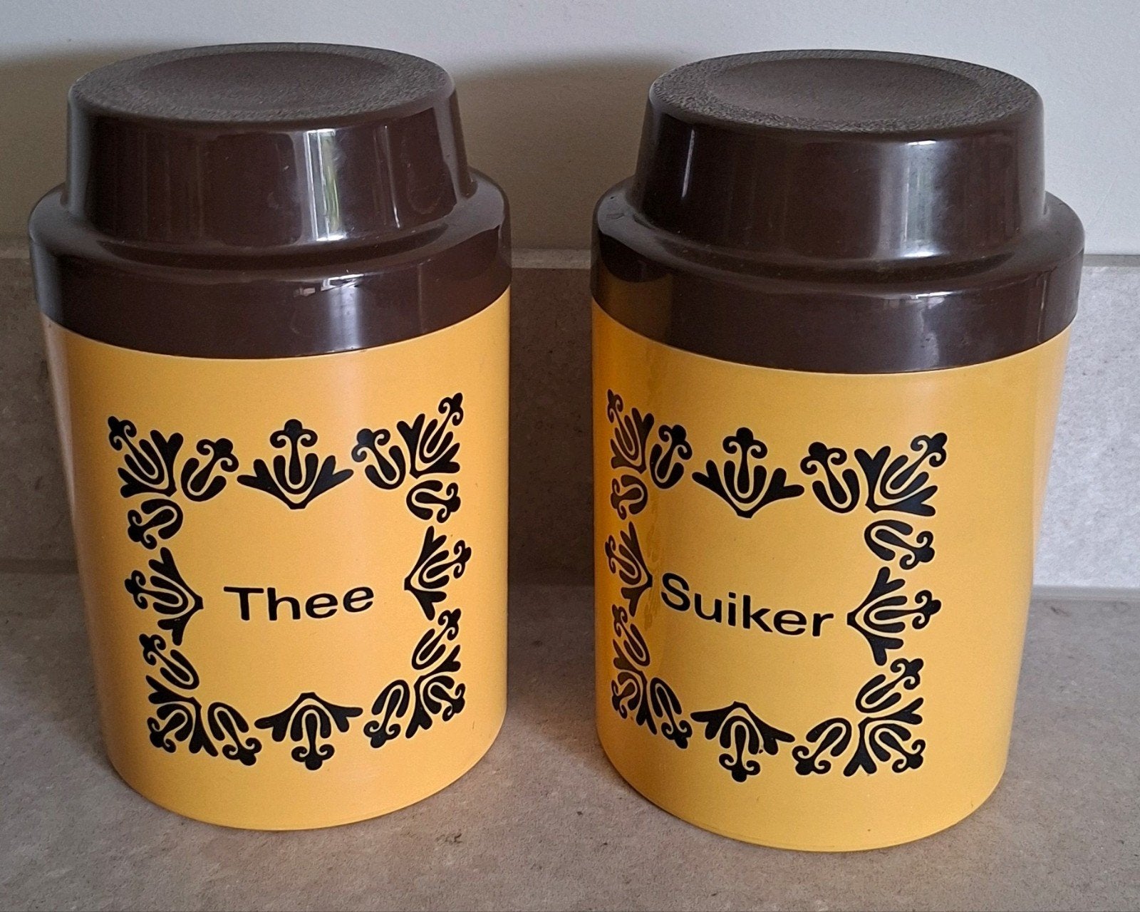 Vintage 70s Voorraadpotten ‘Thee’ & ‘Suiker’ – Made in GDR, Verzamelen, Blikken, Ophalen of Verzenden, Gebruikt