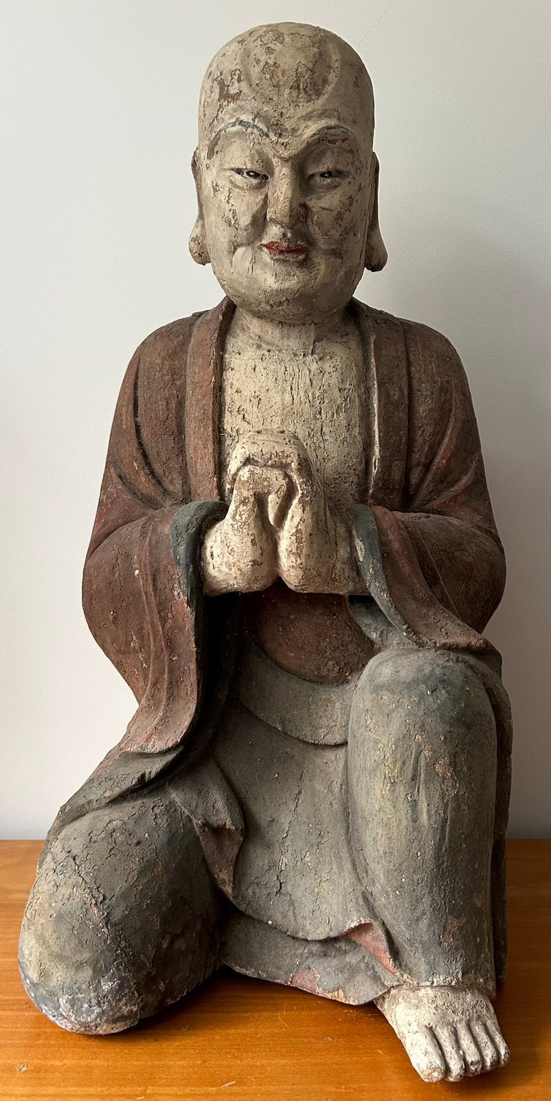Antiek Chinees houten beeld biddende Luohan monnik 1900, Antiek en Kunst, Ophalen, Houtsnijwerk, 50 - 100 cm, Hout