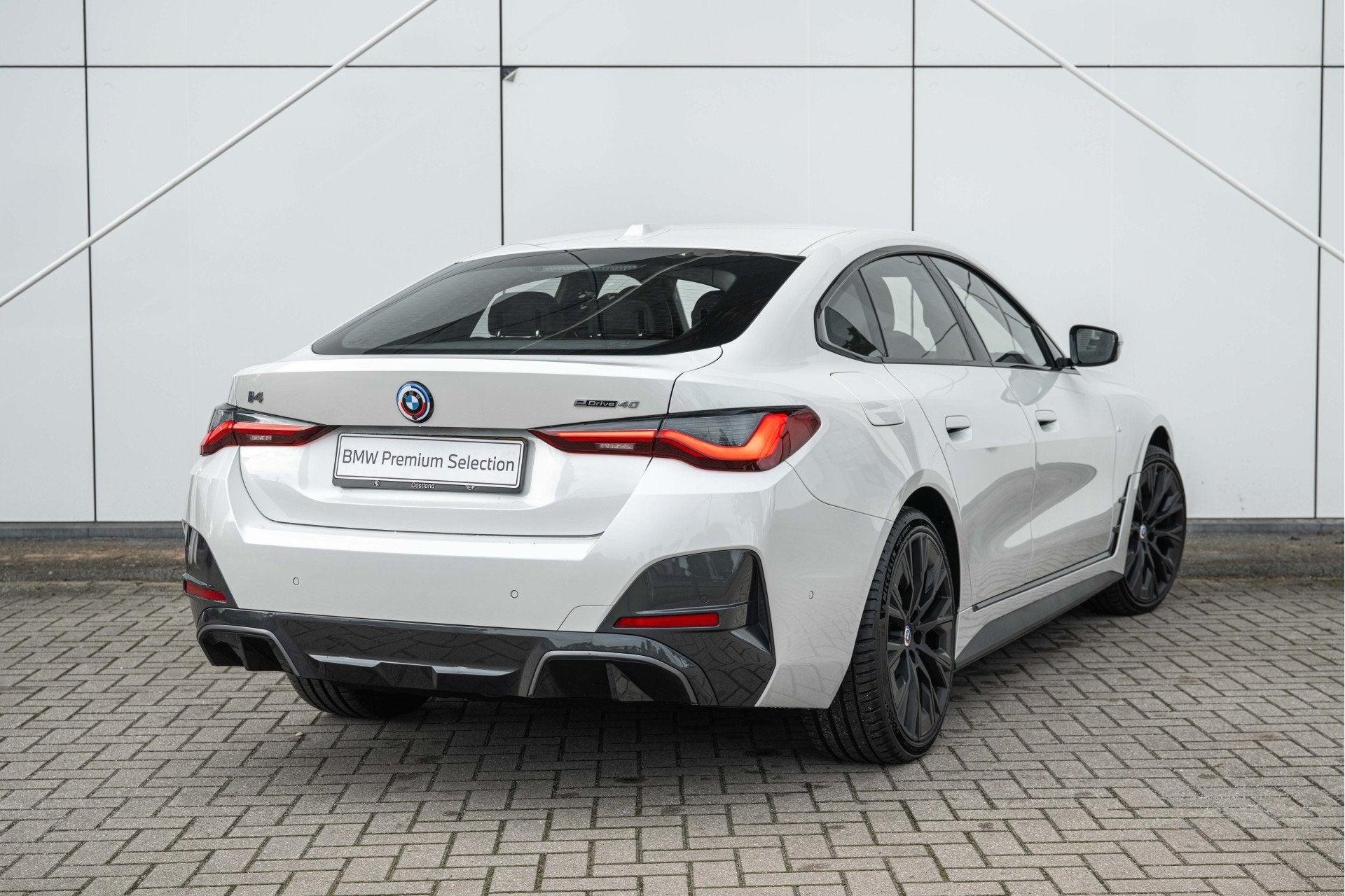 BMW i4 eDrive40 M Sport / Trekhaak / Cruise Control / Ambian, Auto's, Dealer onderhouden, Achterwielaandrijving, Gebruikt, Met garantie (alle)
