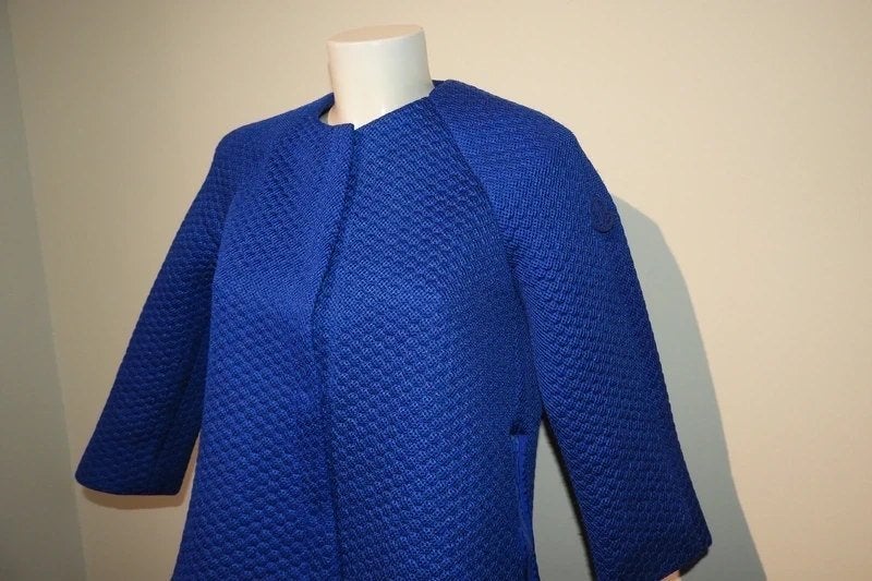 Moncler kobalt blauwe jas apart model langer deel onder S, Zo goed als nieuw, Maat 36 (S), MONCLER, Verzenden