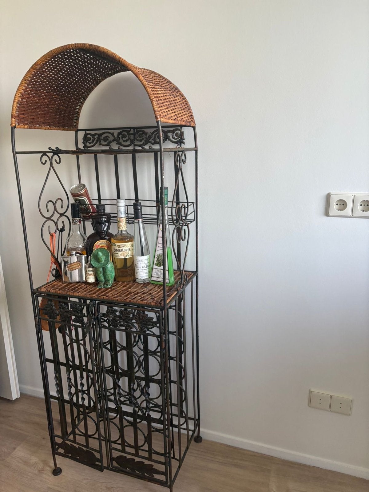Decoratief wijnrek van metaal en rotan, Huis en Inrichting, Woonaccessoires | Wijnrekken, Ophalen, Gebruikt, 15 tot 25 flessen