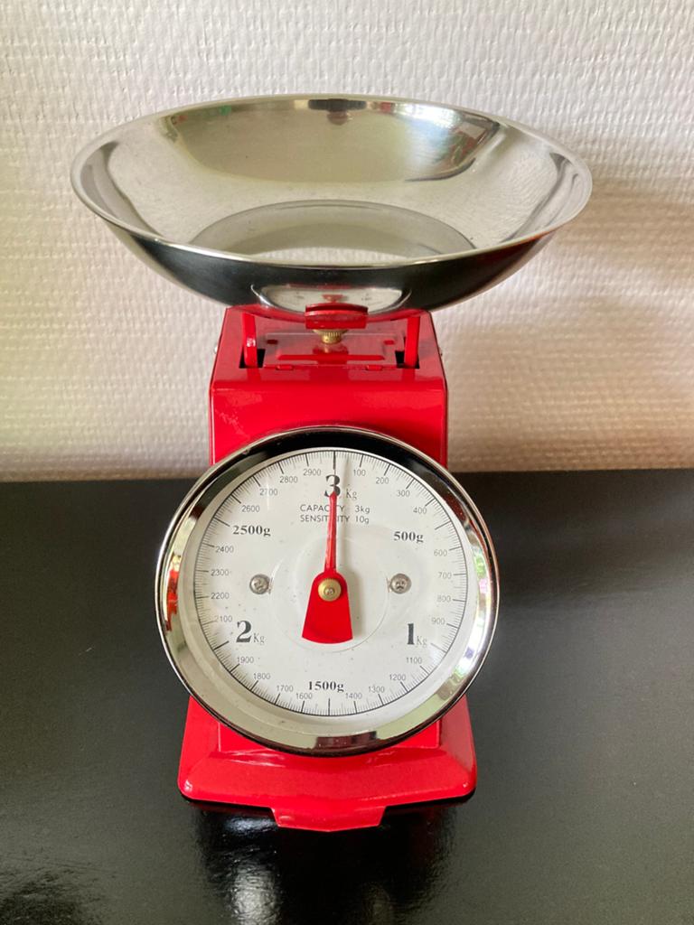 Rode retro keuken weegschaal, Witgoed en Apparatuur, Weegschalen, Minder dan 10 kg, Keukenweegschaal, Ophalen of Verzenden, Zo goed als nieuw