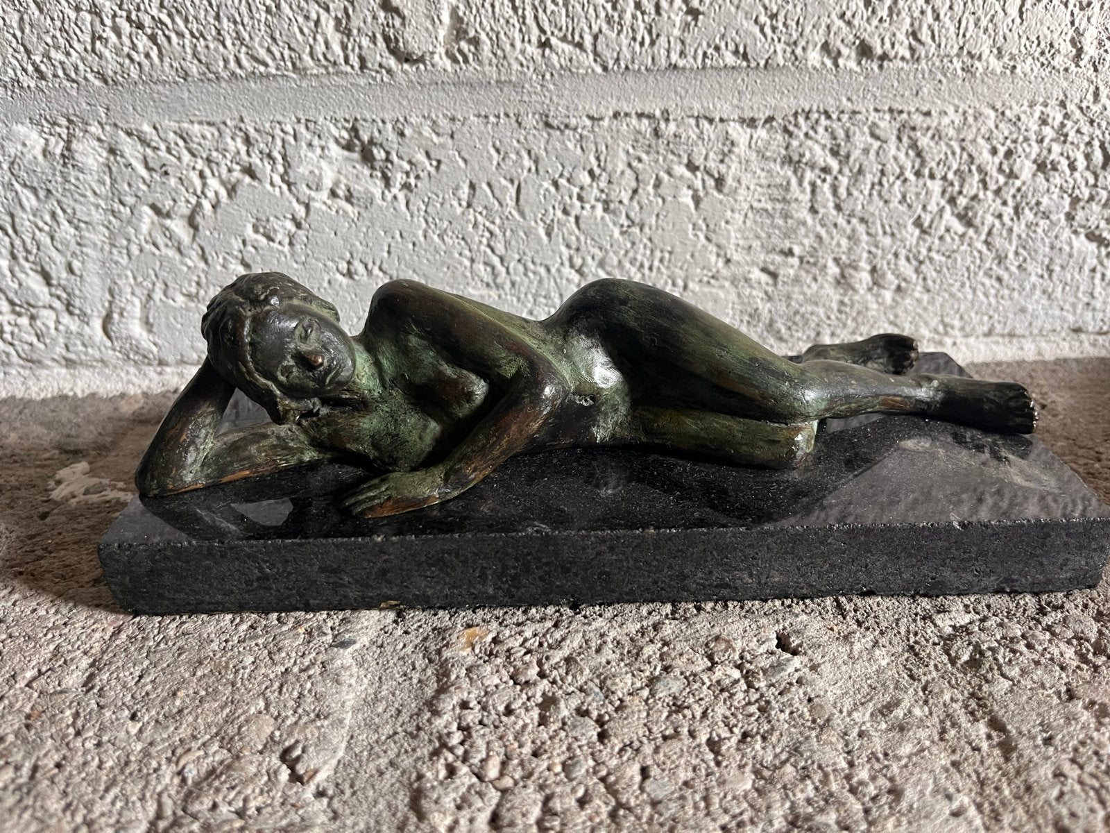 Bronzen beeld van liggende vrouw op marmeren sokkel, Ophalen, 20 - 50 cm, Beeld, Bruin