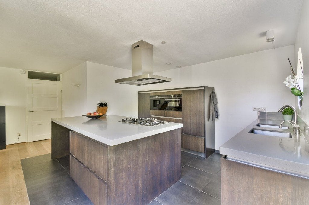 Ruime complete keuken aangeboden., Huis en Inrichting, Keuken | Complete keukens, Ophalen, Gebruikt, Bruin, Overige typen
