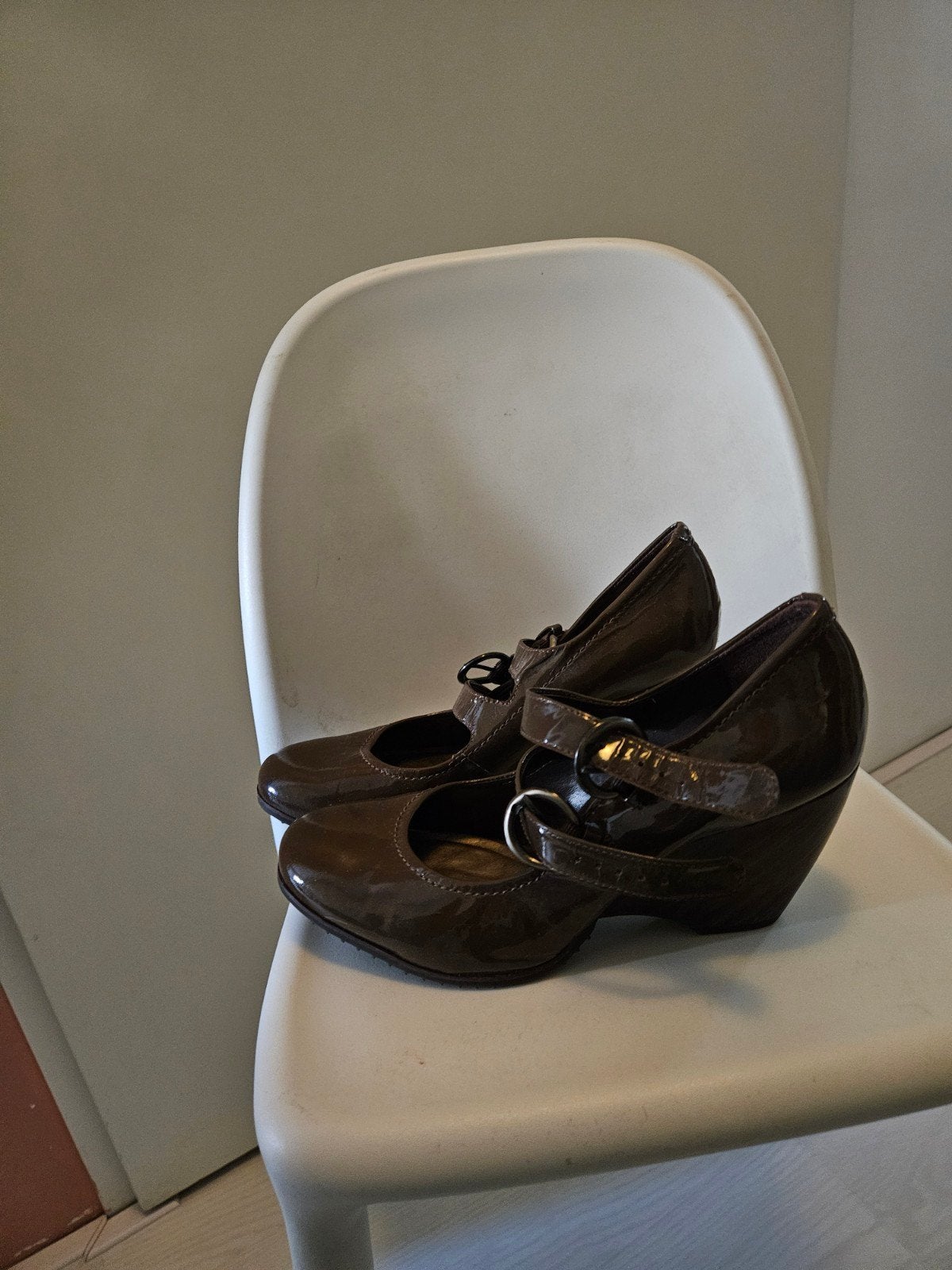 Clarks bruine lakleren pumps met bandjes, maat 41, Ophalen of Verzenden
