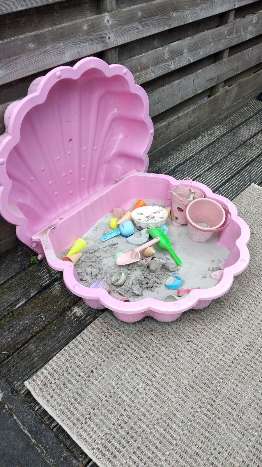 Roze schelp zandbak met speelgoed, Ophalen