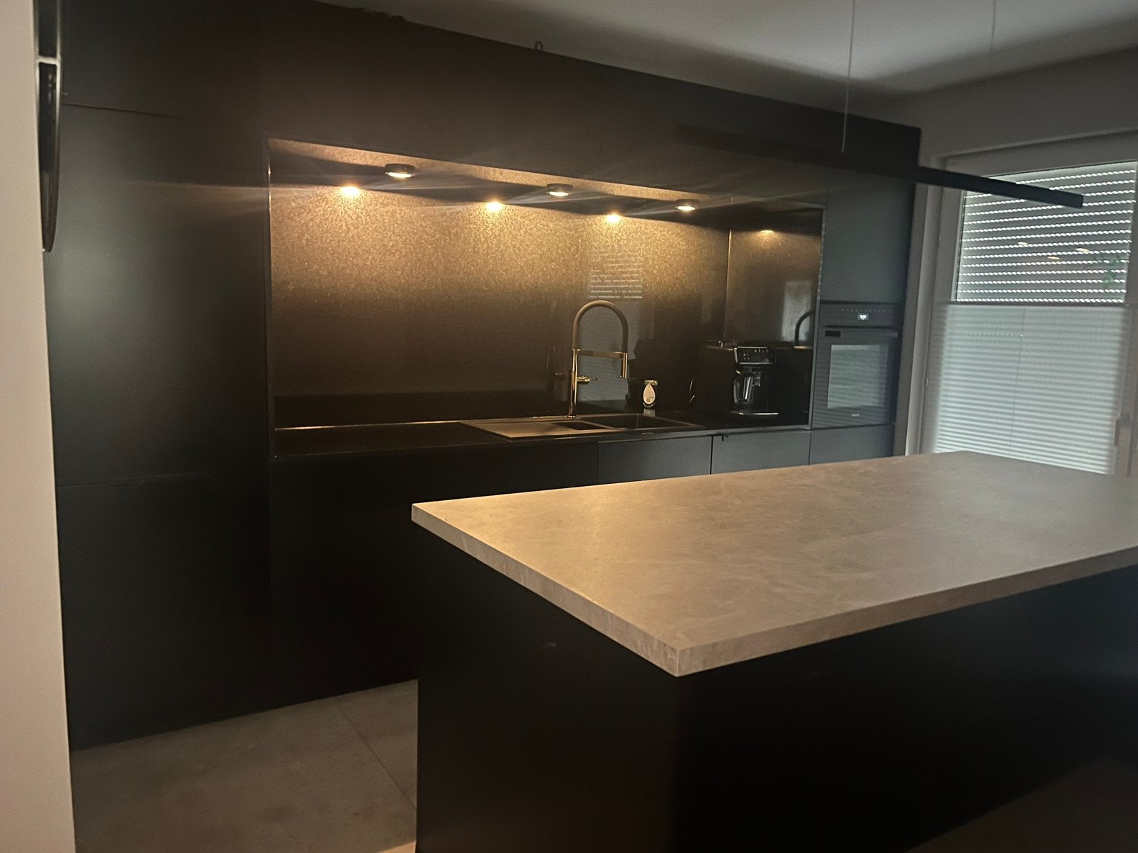 Keuken met eiland en onzichtbaar koken op dekton blad, Ophalen, Zwart, Overige typen, Graniet of Steen