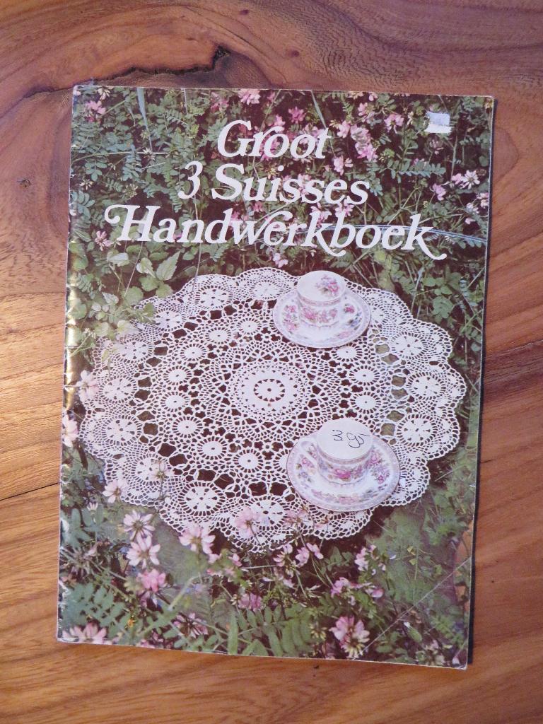Groot 3 Suisses handwerkboek vintage patronen haken, Ophalen of Verzenden, Gelezen, Breien en Haken, 3 Suisses