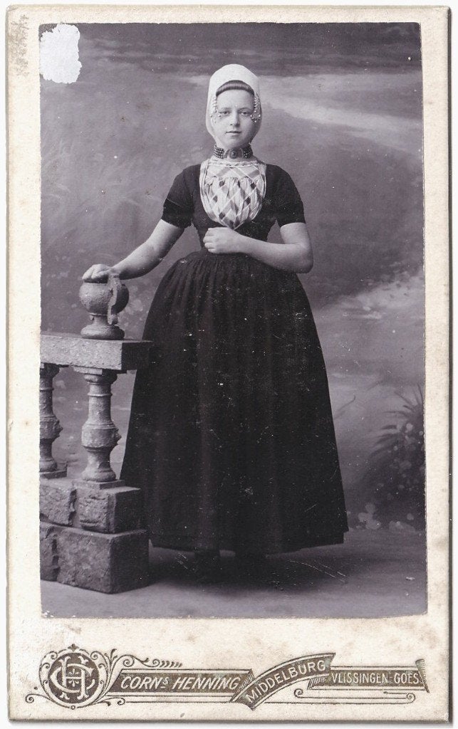 CDV Jonge Vrouw Meisje - Klederdracht Zeeland - Foto Henning, Gebruikt, Foto, Klederdracht, Ophalen of Verzenden