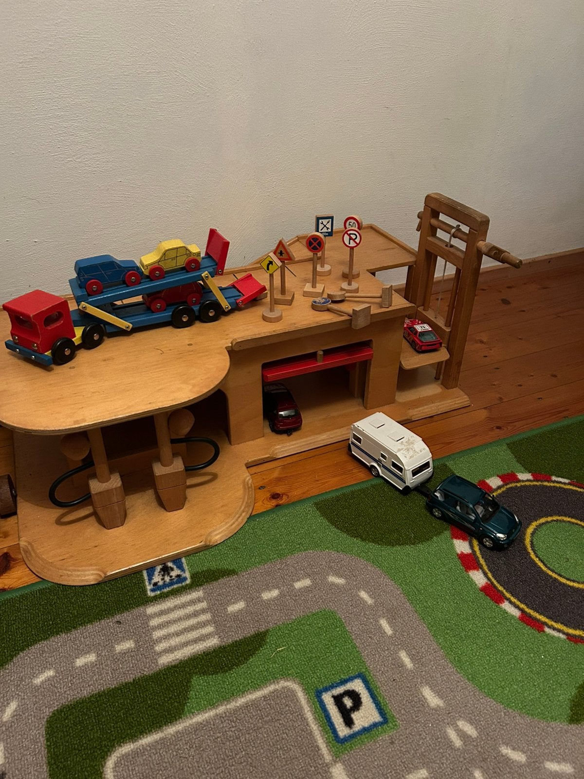 Houten kwaliteitsgarage van Van Dijk, incl auto’s, borden, Ophalen, Zo goed als nieuw, Jongen of Meisje