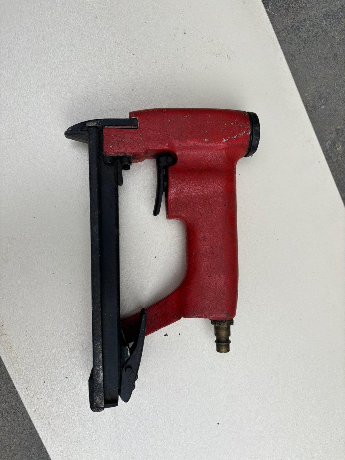 Te koop nietmachine op lucht, Ophalen of Verzenden, Zo goed als nieuw, Kolomboormachine