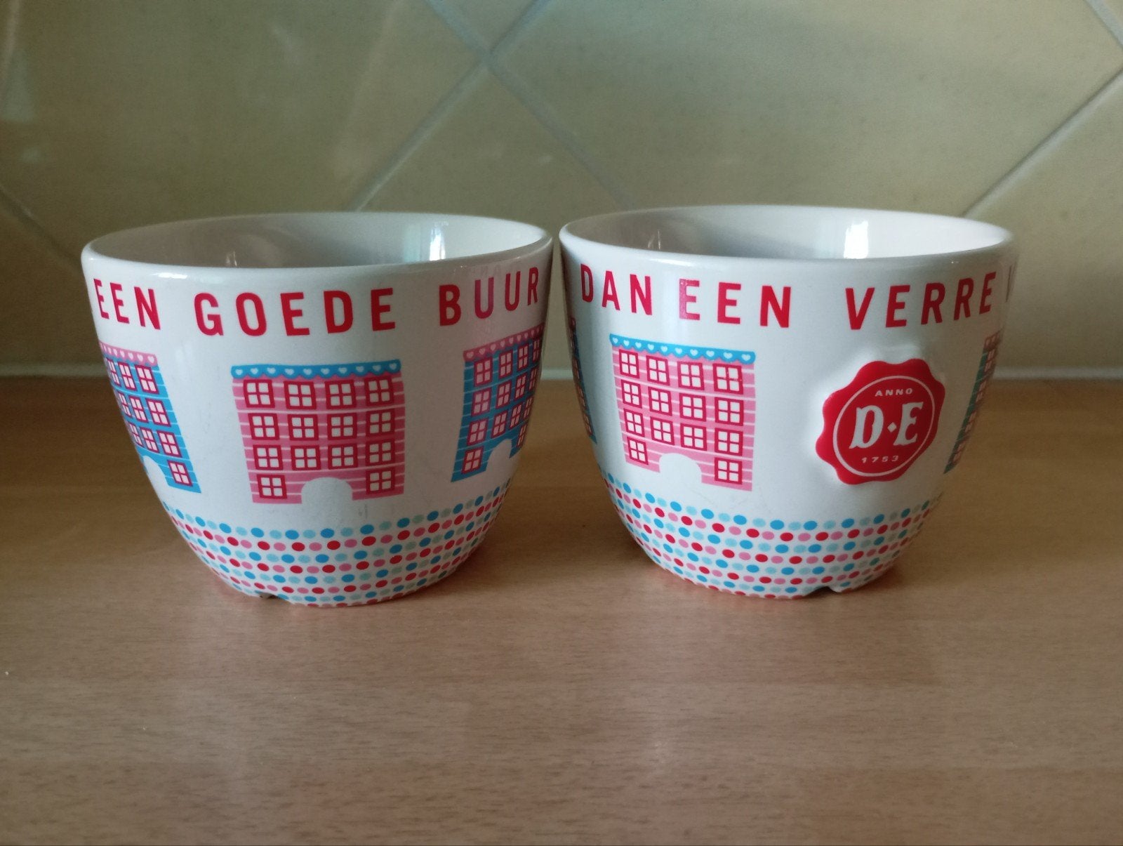 2 mokken Douwe Egberts, Ophalen of Verzenden, Zo goed als nieuw, Overige stijlen, Kop(pen) en/of Schotel(s)