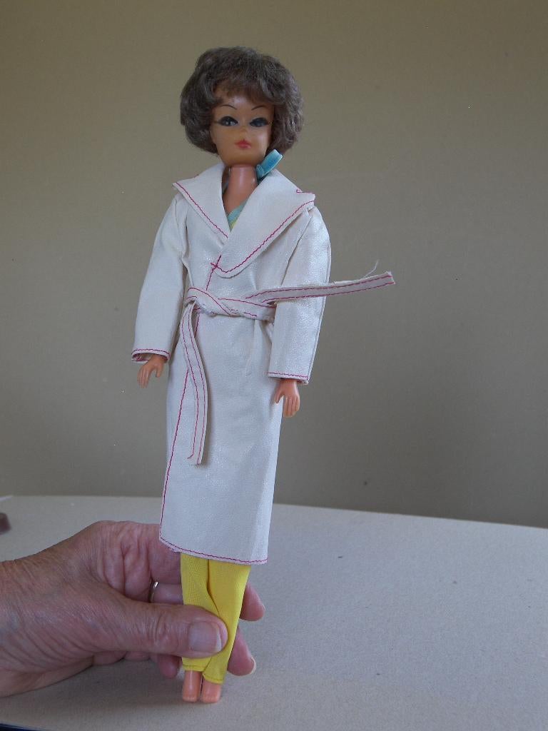 barbie jas en hoed, Verzamelen, Poppen, Ophalen of Verzenden, Zo goed als nieuw, Kleertjes