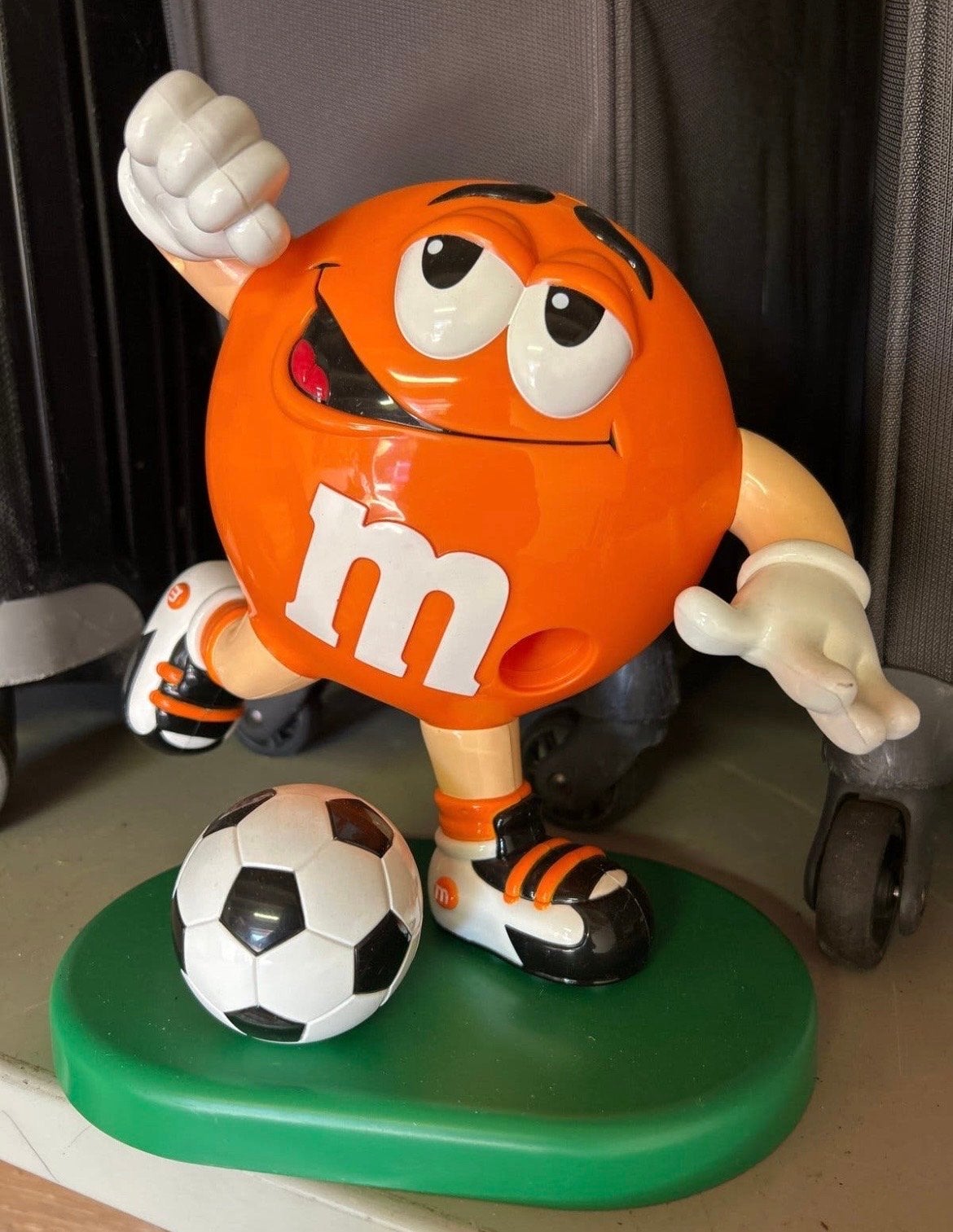 M&M's Voetbal figuur - Oranje M&M met Voetbal, Ophalen, Overige stijlen, Nieuw, Kunststof