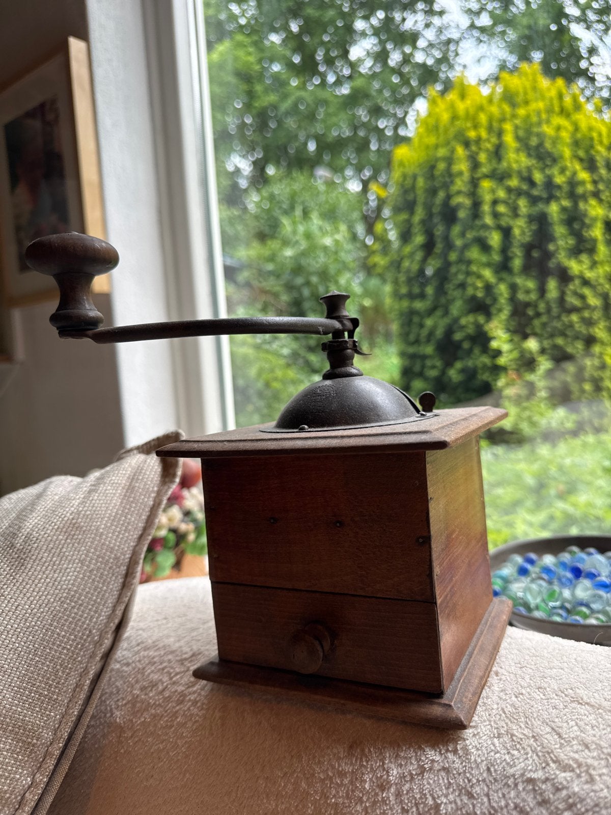 Antieke koffiemolen - Houten handmolen, Ophalen