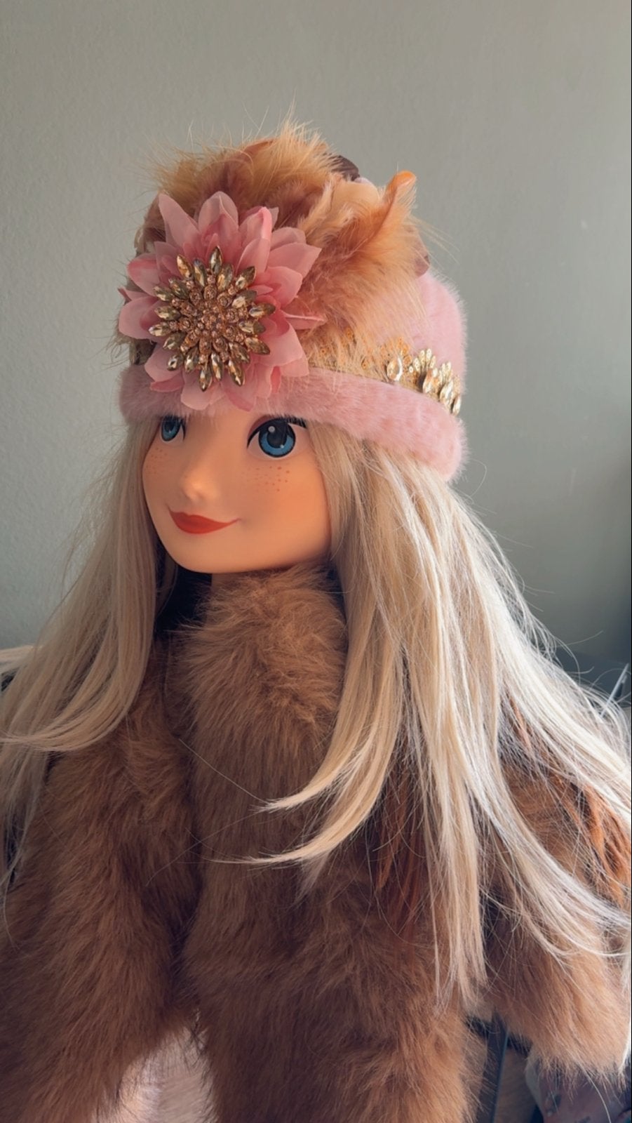 Bont haarband carnaval - Roze met veren en bloem, Kleding | Dames, Ophalen of Verzenden, Nieuw, Carnaval, Accessoires