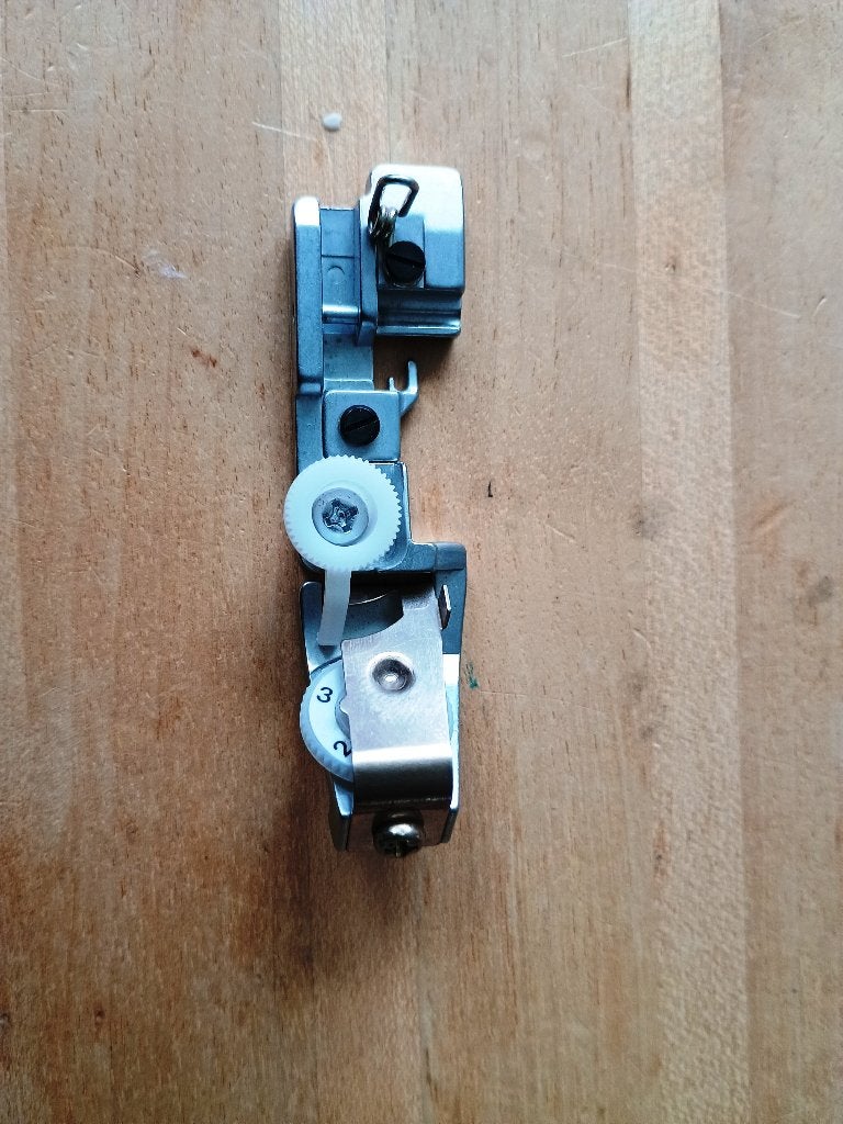 Elastiekvoet lockmachine, Hobby en Vrije tijd, Naaimachines en Toebehoren, Ophalen of Verzenden, Zo goed als nieuw, Lockmachine