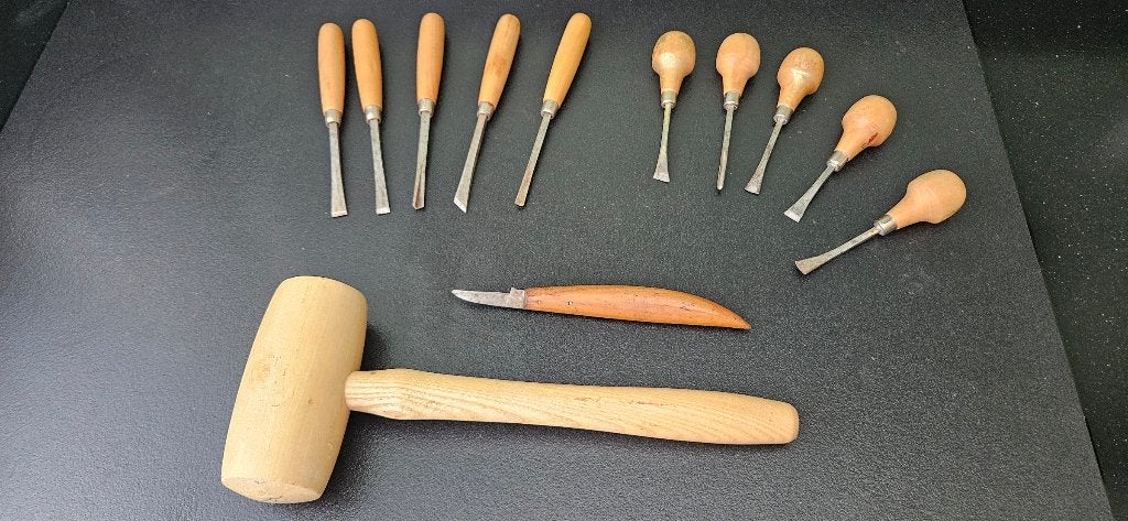 Mooie set houtsnijmesjes,hamer, beitels en handpalm gutsen, Ophalen of Verzenden