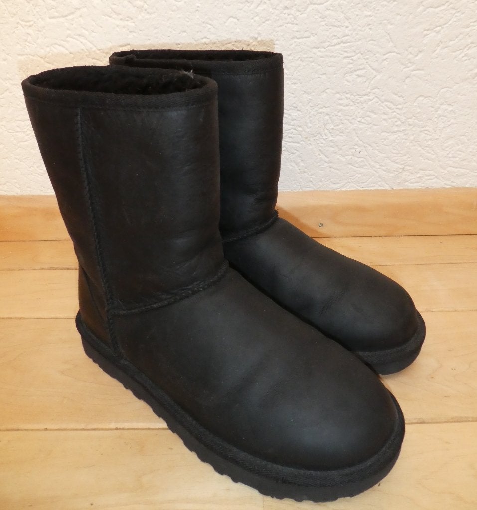 UGG vachtlaarzen zwart maat 39 Classic Short Leather ZGAN, UGG, Verzenden, Zwart, Lage of Enkellaarzen
