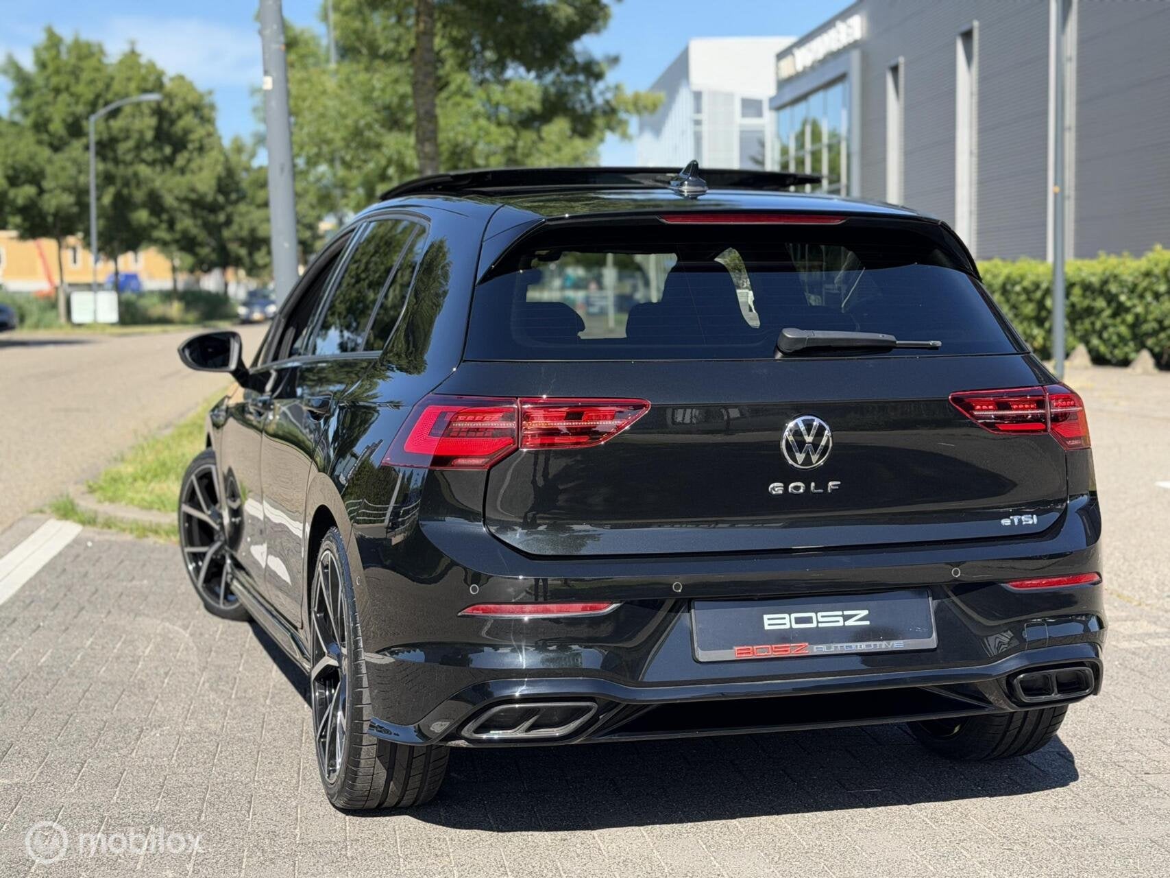 Volkswagen Golf 8 1.5 eTSI 3x R-Line DSG PANO IQ SFEER BLACK, 1498 cc, 4 cilinders, Alcantara, Zwart
