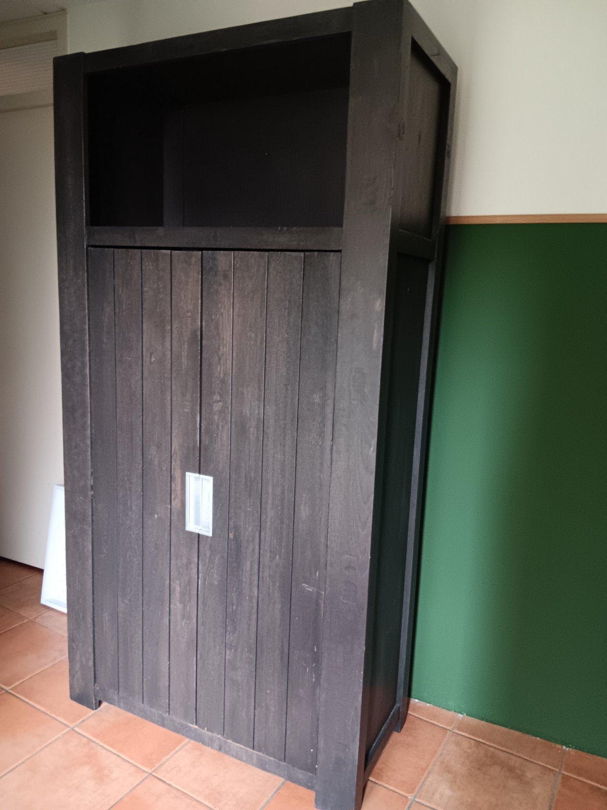 Donkerbruine kast met planken en deuren, Ophalen, 100 tot 150 cm, Modern, 150 tot 200 cm