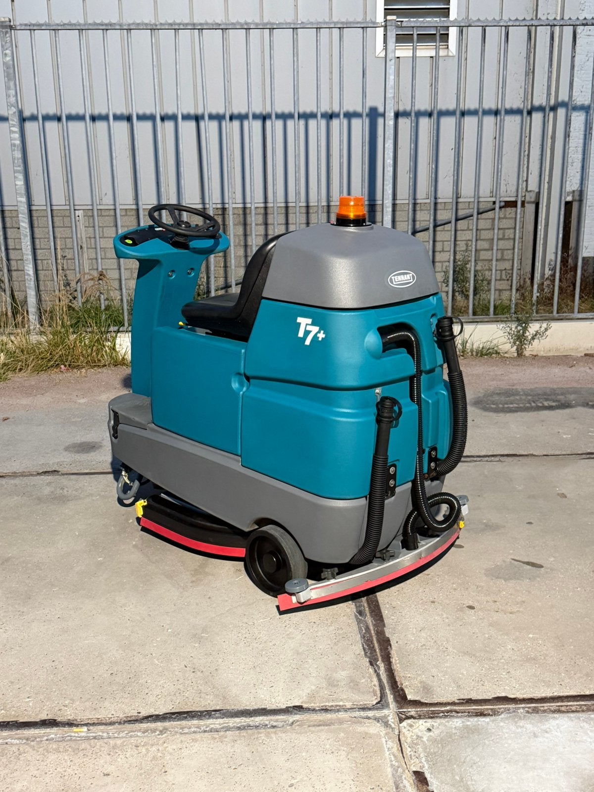 Tennant T7 schrobzuigmachine 2022 refurbished, Doe-het-zelf en Verbouw, Reinigingsmachines, Verzenden, Zo goed als nieuw, Schrobmachine