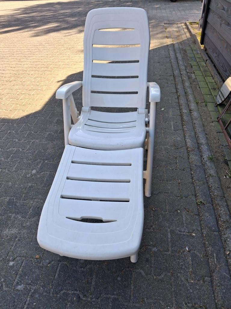 Ligbed ( kunststof ), Tuin en Terras, Ligbedden, Ophalen of Verzenden, Gebruikt, Kunststof, Verstelbaar